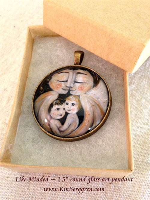 boxed glass art pendant of mother and father with two children 1.5 inches across handmade by the artist