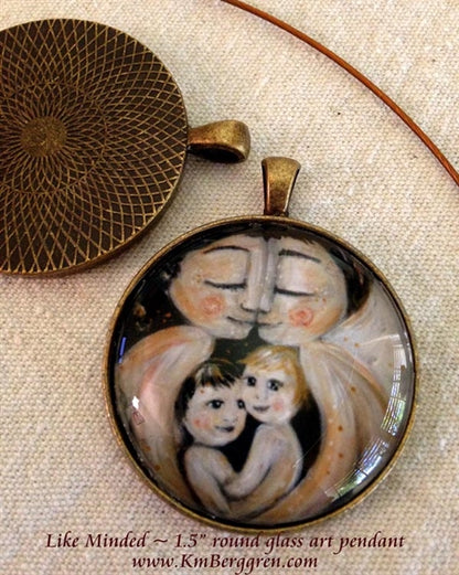 glass art pendant of mother and father with two children 1.5 inches across handmade by the artist