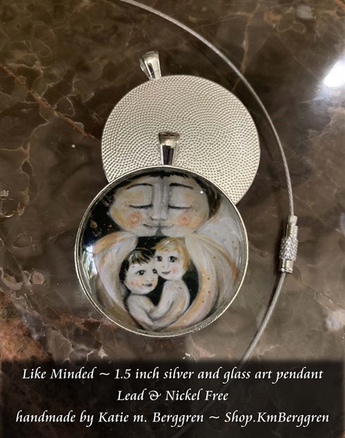 glass art pendant of mother and father with two children 1.5 inches across handmade by the artist